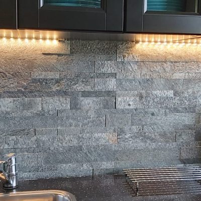 placa autoadhesiva tira de piedra jatural plata gris brillo relieve 60x15x0,2 0,4cm